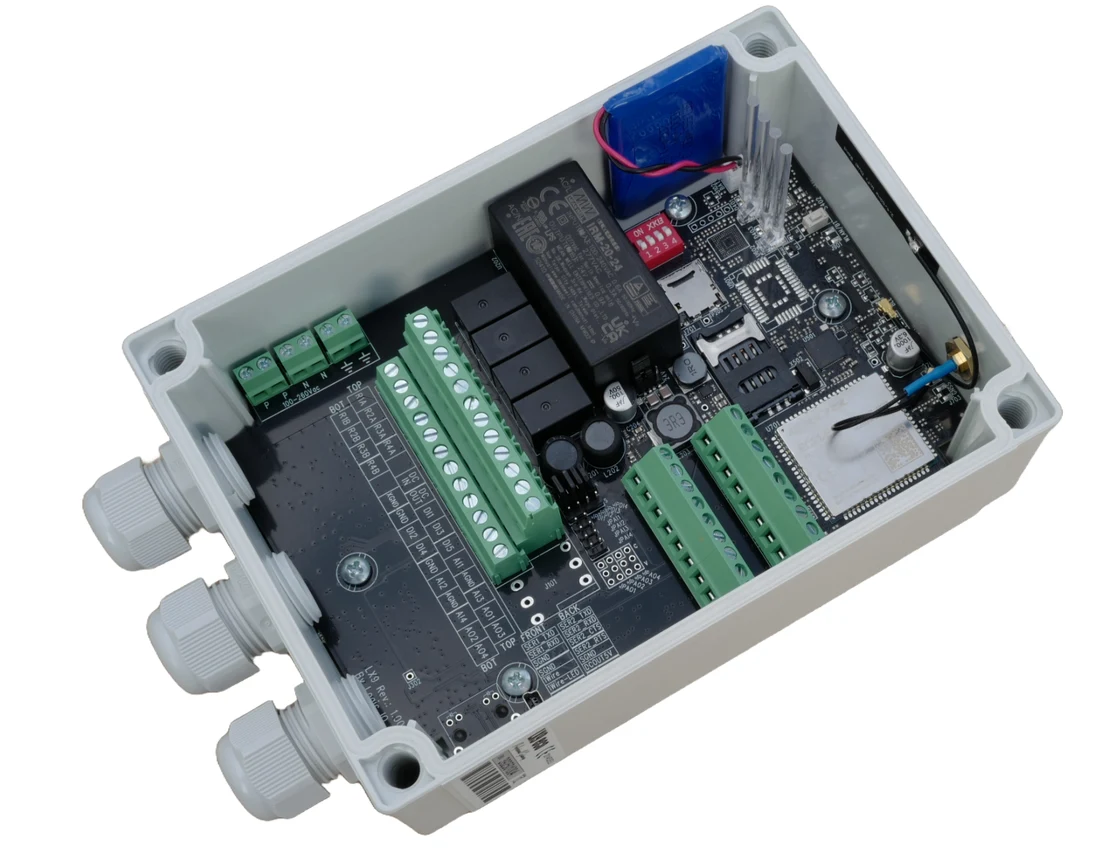 RTCU LX9 eco with its cover removed, showing the circuit board and terminal blocks